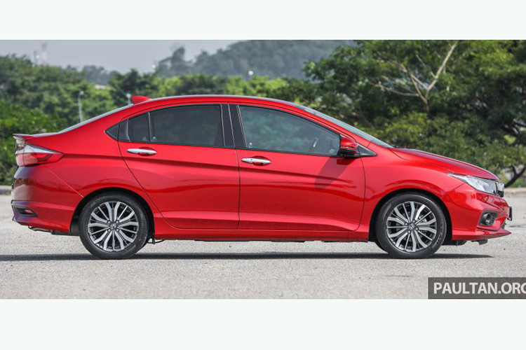 Về ngoại hình, chiếc Honda City 1.5L V này không khác biệt nhiều so với trước ngàoi màu đỏ - Passion Red Pearl. Xe vẫn sở hữu kích thước Dài x Rộng x Cao lần lượt 4.440 x 1.694 x 1.477 (mm), trục cơ sở 2.600 (mm), khoảng sáng gầm xe 135 (mm) và bán kính quay vòng 5,6 (m).