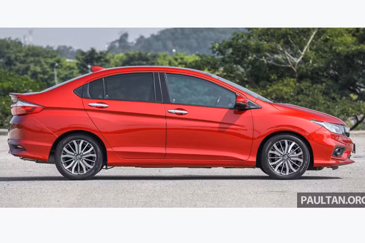Về ngoại hình, chiếc Honda City 1.5L V này không khác biệt nhiều so với trước ngàoi màu đỏ - Passion Red Pearl. Xe vẫn sở hữu kích thước Dài x Rộng x Cao lần lượt 4.440 x 1.694 x 1.477 (mm), trục cơ sở 2.600 (mm), khoảng sáng gầm xe 135 (mm) và bán kính quay vòng 5,6 (m).