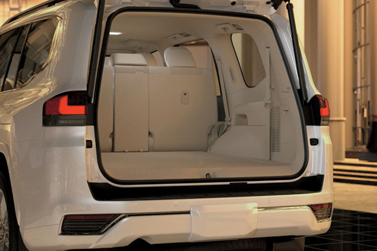 Bên cạnh đó, động cơ V8 đã được loại bỏ mà thay vào là khối động cơ V6 3.5 lít nhỏ hơn nhưng sử dụng tăng áp kép, cho công suất ấn tượng 409 mã lực. Đi kèm với đó là hệ dẫn động 4 bánh và hộp số tự động 10 cấp. Động cơ cũng đạt tiêu chuẩn khí thải Euro 5.