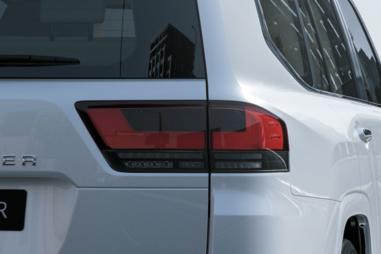 Phía đuôi xe, cụm đèn hậu LED cũng mảnh hơn trước. Bộ mâm đa chấu kích thước 18 inch, đi cùng lốp 265/65R18. Trên nóc nay bổ sung giá để hàng. Kích thước tổng thể xe cũng lớn hơn trước một chút.