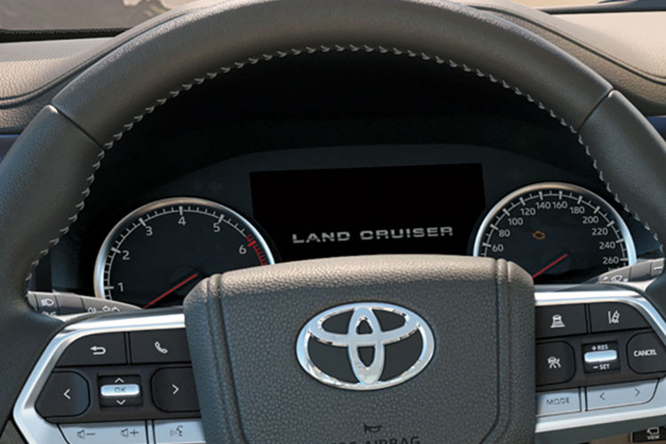 Màn hình trung tâm 12,3 inch đặt nổi. Âm thanh 14 loa JBL kết hợp hệ thống chống ồn chủ động. Gương chiếu hậu chống chói tự động tràn viền. Phanh đỗ điện tử thay cho loại cơ trước đây. Cốp phía sau mở điện, hỗ trợ đá cốp rảnh tay. Ghế lái chỉnh điện 10 hướng, ghế phụ chỉnh 8 hướng.