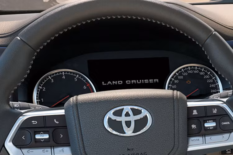 Màn hình trung tâm 12,3 inch đặt nổi. Âm thanh 14 loa JBL kết hợp hệ thống chống ồn chủ động. Gương chiếu hậu chống chói tự động tràn viền. Phanh đỗ điện tử thay cho loại cơ trước đây. Cốp phía sau mở điện, hỗ trợ đá cốp rảnh tay. Ghế lái chỉnh điện 10 hướng, ghế phụ chỉnh 8 hướng.