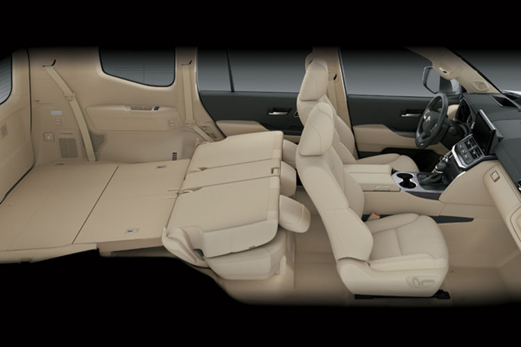 Nội thất Land Cruiser 2022 khác biệt hoàn toàn thế hệ cũ. Vô-lăng kiểu mới, có tích hợp sưởi. Đồng hồ analog kết hợp màn hình 7 inch. Phía sau còn có HUD.