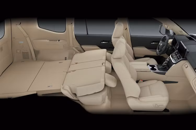 Nội thất Land Cruiser 2022 khác biệt hoàn toàn thế hệ cũ. Vô-lăng kiểu mới, có tích hợp sưởi. Đồng hồ analog kết hợp màn hình 7 inch. Phía sau còn có HUD.