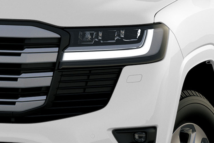 Mẫu xe SUV Toyota Land Cruiser mới vẫn mang thiết kế kiểu dáng hầm hố như trước, tuy nhiên đã có nhiều thay đổi ở thiết kế mặt trước và sau xe. Cụm đèn trước LED mảnh hơn, nối liền lưới tản nhiệt khổng lồ.