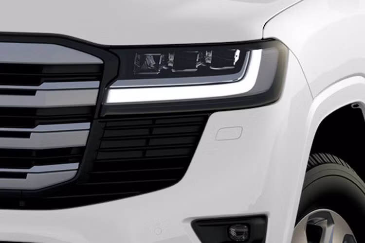 Mẫu xe SUV Toyota Land Cruiser mới vẫn mang thiết kế kiểu dáng hầm hố như trước, tuy nhiên đã có nhiều thay đổi ở thiết kế mặt trước và sau xe. Cụm đèn trước LED mảnh hơn, nối liền lưới tản nhiệt khổng lồ.