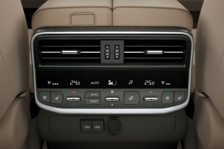 Kế thừa và phát triển hoàn thiện, ấn tượng hơn từ LC200, Toyota Land Cruiser LC300 nhờ vào nền tảng TNGA góp phần giảm trọng lượng xe, hạ thấp trọng tâm. Khung xe được thiết kế lại nhằm giảm trọng lượng và tăng độ cứng, xe được hạ thấp trọng tâm và cải tiến cấu trúc hệ thống treo. Nhờ vậy, người lái dễ dàng điều khiển hơn và không cảm thấy mệt mỏi trên mọi cung đường.