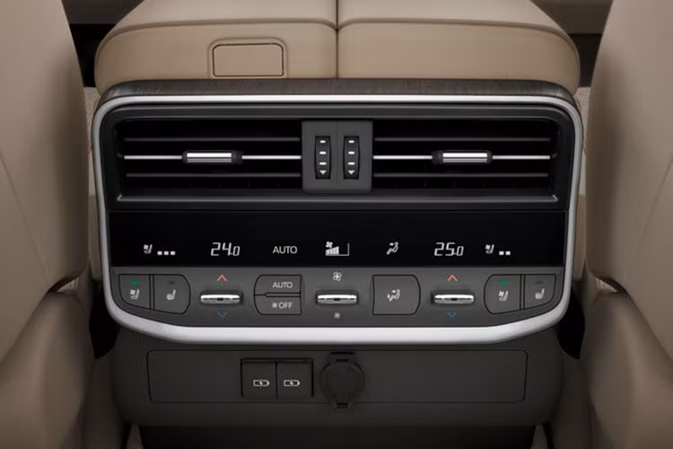 Kế thừa và phát triển hoàn thiện, ấn tượng hơn từ LC200, Toyota Land Cruiser LC300 nhờ vào nền tảng TNGA góp phần giảm trọng lượng xe, hạ thấp trọng tâm. Khung xe được thiết kế lại nhằm giảm trọng lượng và tăng độ cứng, xe được hạ thấp trọng tâm và cải tiến cấu trúc hệ thống treo. Nhờ vậy, người lái dễ dàng điều khiển hơn và không cảm thấy mệt mỏi trên mọi cung đường.