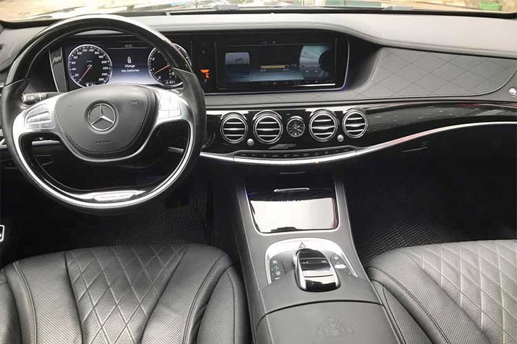 Bên trog nội thất của mẫu siêu xe sang Maybach S600 xa xỉ bậc nhất nhà Mercedes-Benz với chất liệu da Nappa cùng gỗ Desino bao phủ trong xe. Những đường chỉ khâu tay cũng được thợ thủ công may tinh tế bên trong nội thất. Vô lăng xe khá lớn được bọc gỗ cao cấp với những phím điều khiển cơ bản tích hợp ngay trên vị trí lái.