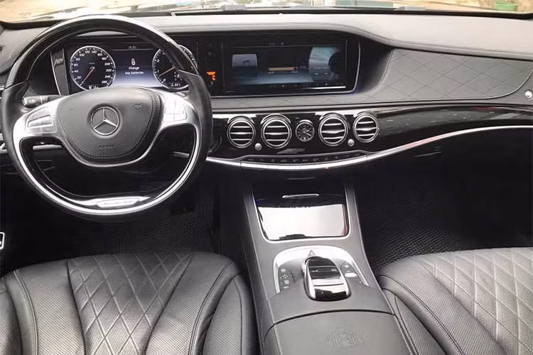 Bên trog nội thất của mẫu siêu xe sang Maybach S600 xa xỉ bậc nhất nhà Mercedes-Benz với chất liệu da Nappa cùng gỗ Desino bao phủ trong xe. Những đường chỉ khâu tay cũng được thợ thủ công may tinh tế bên trong nội thất. Vô lăng xe khá lớn được bọc gỗ cao cấp với những phím điều khiển cơ bản tích hợp ngay trên vị trí lái.