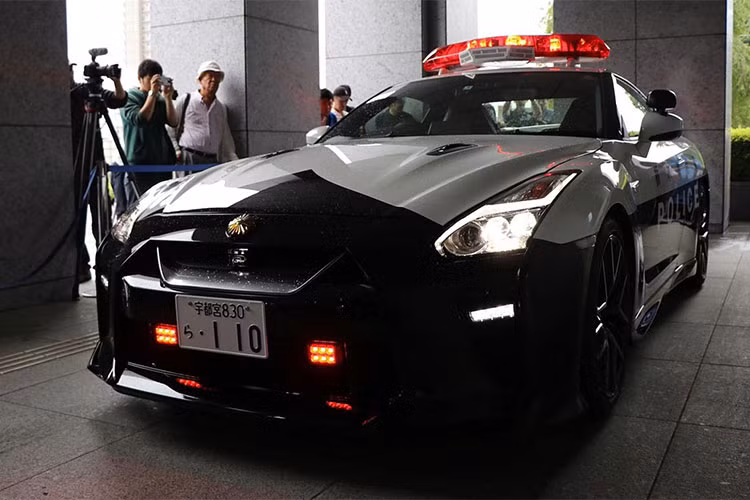 Hiện chưa rõ mức giá cho chiếc Nissan GT-R 2017 phiên bản xe cảnh sát này, được biết ở phiên bản thương mại Nissan GT-R 2017 có giá bán tại Mỹ từ 99.990 USD (khoảng 2,28 tỷ đồng) - giá bán trên chưa bao gồm các loại chi phí và trang bị đi kèm. Nissan GT-R cũng được xem là một trong những dòng siêu xe có giá rẻ hiện nay nếu so giá bán của nó với các đối thủ đến từ châu Âu hay Mỹ.