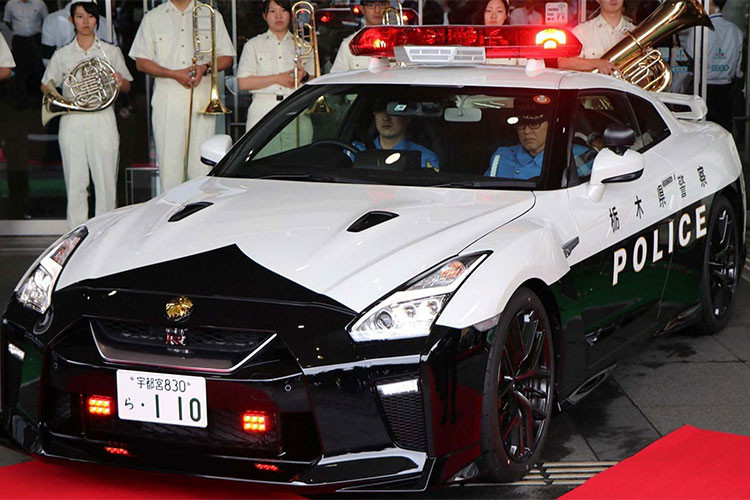 Ngoài khối động cơ mạnh mẽ, hãng xe ôtô Nissan đã trang bị cho xe bộ mâm hợp kim đa chấu kích thước 20 inch mới, bên cạnh đó hệ thống treo của xe đã được tinh chỉnh lại để cải thiện khả năng vận hành và sự ổn định khi xe vào cua hay thực hiện những pha xử lý ở tốc độ cao.