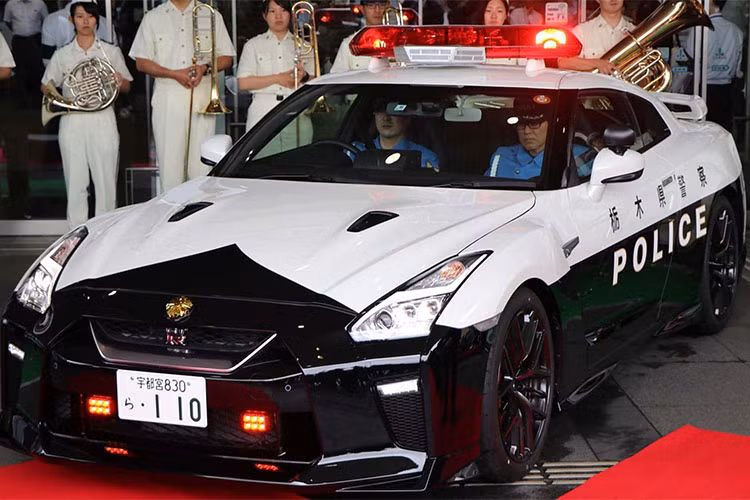 Ngoài khối động cơ mạnh mẽ, hãng xe ôtô Nissan đã trang bị cho xe bộ mâm hợp kim đa chấu kích thước 20 inch mới, bên cạnh đó hệ thống treo của xe đã được tinh chỉnh lại để cải thiện khả năng vận hành và sự ổn định khi xe vào cua hay thực hiện những pha xử lý ở tốc độ cao.