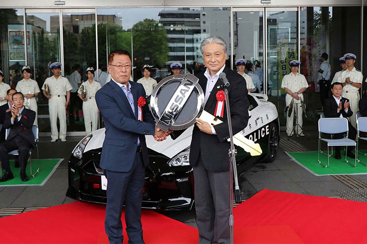 Hiện Nissan chưa tiết lộ nhiều thông tin liên quan đến chiếc siêu xe GT-R đặc biệt này. Chỉ biết rằng, chiếc Nissan GT-R cảnh sát được sơn màu đen phối trắng. Bên cạnh đó, chiếc siêu xe còn được trang bị bộ vành màu đen "tông xuyệt tông" và cùm phanh màu cam nổi bật.