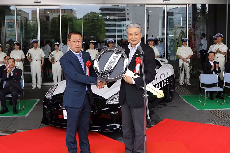 Hiện Nissan chưa tiết lộ nhiều thông tin liên quan đến chiếc siêu xe GT-R đặc biệt này. Chỉ biết rằng, chiếc Nissan GT-R cảnh sát được sơn màu đen phối trắng. Bên cạnh đó, chiếc siêu xe còn được trang bị bộ vành màu đen "tông xuyệt tông" và cùm phanh màu cam nổi bật.