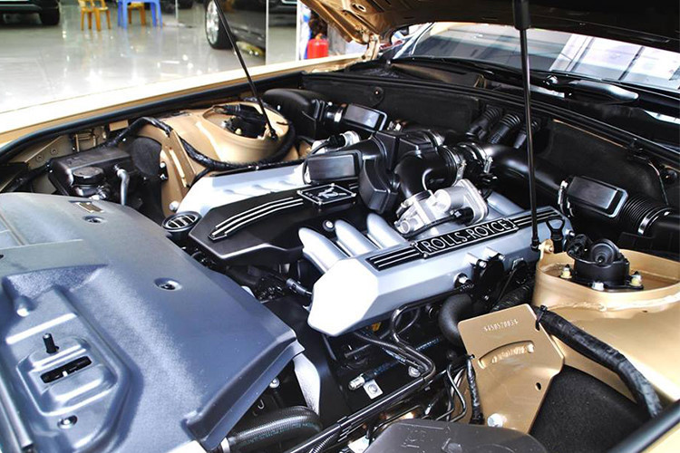 Rolls-Royce Phantom sở hữu khối động cơ V12, dung tích 6,75 lít, sản sinh công suất tối đa 453 mã lực ở vòng tua máy 5.350 vòng/phút, mô-men xoắn cực đại 720 Nm ở vòng tua 3.500 vòng/phút. Hộp số tự động 6 cấp và hệ dẫn động cầu sau, chiếc xe mất 5,7 giây để đạt 0-100 km/h.