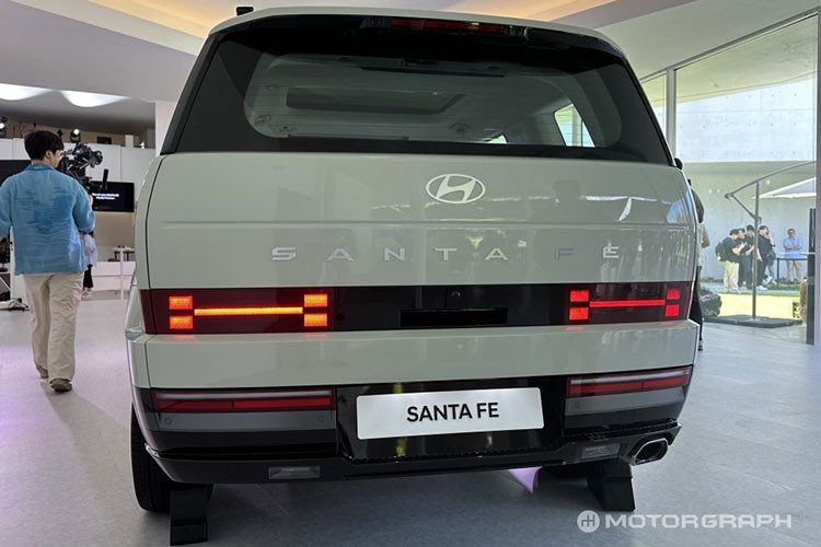 Tại thị trường Hàn Quốc, giá xe Hyundai SantaFe 2024 cho 3 phiên bản mang tên Exclusive, Prestige và Calligraphy cùng mức bán dao động từ 35,46 - 47,64 triệu Won (khoảng 635 - 853 triệu đồng). So với thế hệ cũ, giá khởi điểm của mẫu SUV hạng trung này đã tăng 2,33 triệu Won (42 triệu đồng).