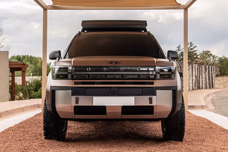 Tại thị trường Hàn Quốc, Hyundai SantaFe 2024 có 2 tùy chọn động cơ, đầu tiên là máy xăng 4 xi-lanh, tăng áp, dung tích 2.5L với công suất tối đa 281 mã lực và mô-men xoắn cực đại 422 Nm. Động cơ này có thể đi với hệ dẫn động 1 cầu hoặc 2 cầu HTRAC.