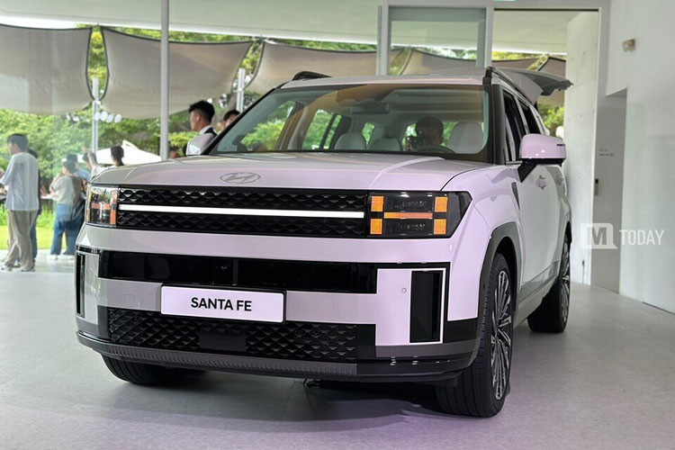 Bỏ ra số tiền trên, khách hàng Hàn Quốc sẽ nhận về những trang bị tiêu chuẩn trên Hyundai SantaFe thế hệ thứ 5 như đèn pha LED, vành hợp kim 18 inch, kính lái/kính cửa sổ hàng ghế trước cách âm 2 lớp, cửa cốp chỉnh điện, ghế trước chỉnh điện/sưởi ấm/thông hơi.