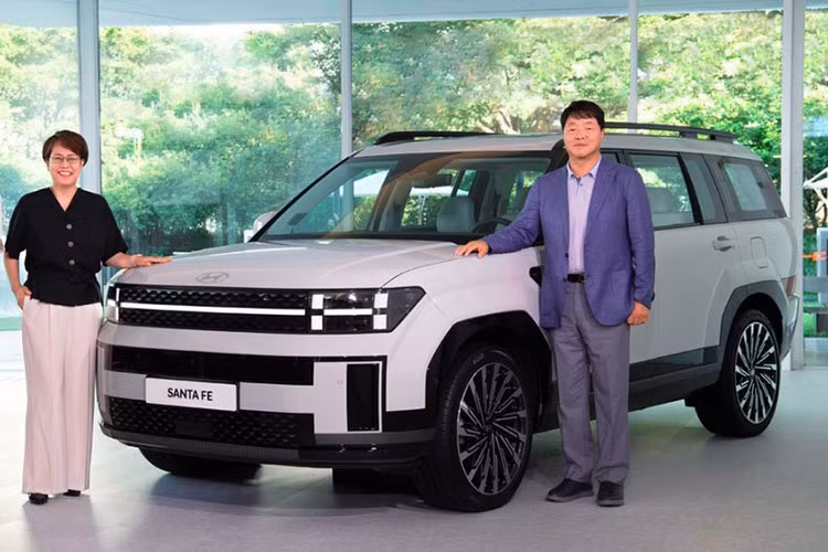 Hôm nay, 16/8/2023, Hyundai đã bắt đầu mở bán dòng xe SantaFe thế hệ mới ở thị trường Hàn Quốc. Điều này khiến lượng người truy cập vào trang web chính hãng của Hyundai Hàn Quốc tăng mạnh. Thậm chí, có những thời điểm, trang web của Hyundai Hàn Quốc đã bị sập, không thể truy cập được. Điều này đã phần nào cho thấy Hyundai SantaFe 2024 mới ra mắt thu hút rất nhiều sự chú ý của người tiêu dùng nội địa.