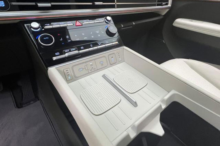 Riêng bản Calligraphy cao cấp nhất sẽ có những chi tiết ngoại thất riêng như lưới tản nhiệt, hốc gió trung tâm, ốp gầm và vành hợp kim 21 inch. Bên trong bản Calligraphy là nội thất cao cấp hơn với chất liệu giả da xuất hiện khắp nơi. Thêm vào đó là những chi tiết bọc da lộn và vô lăng phối 2 màu, chỉnh điện 4 hướng.