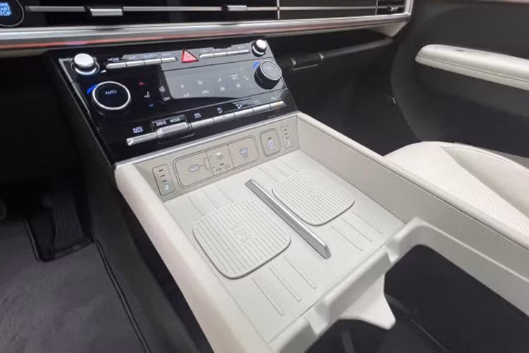 Riêng bản Calligraphy cao cấp nhất sẽ có những chi tiết ngoại thất riêng như lưới tản nhiệt, hốc gió trung tâm, ốp gầm và vành hợp kim 21 inch. Bên trong bản Calligraphy là nội thất cao cấp hơn với chất liệu giả da xuất hiện khắp nơi. Thêm vào đó là những chi tiết bọc da lộn và vô lăng phối 2 màu, chỉnh điện 4 hướng.