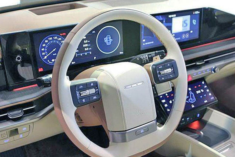 Trong khi đó, bản Prestige có thêm đèn pha LED dạng projector, kính cách âm 2 lớp kéo dài đến hàng ghế thứ hai, bảng đồng hồ kỹ thuật số 12,3 inch nối liền với màn hình cảm ứng trung tâm, ghế phụ lái chỉnh điện, rèm che nắng chỉnh tay cho 2 hàng ghế đầu, 2 sạc điện thoại không dây và đèn lùi hỗ trợ đỗ xe. Vành 20 inch và hệ thống âm thanh Bose là trang bị tùy chọn của bản Prestige.