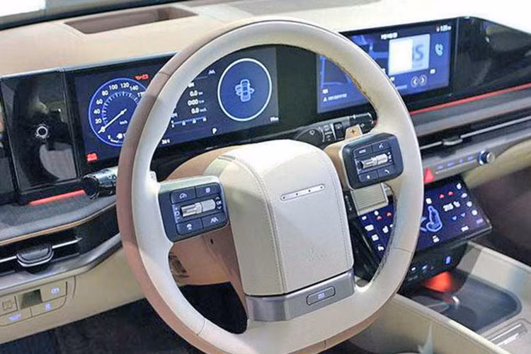 Trong khi đó, bản Prestige có thêm đèn pha LED dạng projector, kính cách âm 2 lớp kéo dài đến hàng ghế thứ hai, bảng đồng hồ kỹ thuật số 12,3 inch nối liền với màn hình cảm ứng trung tâm, ghế phụ lái chỉnh điện, rèm che nắng chỉnh tay cho 2 hàng ghế đầu, 2 sạc điện thoại không dây và đèn lùi hỗ trợ đỗ xe. Vành 20 inch và hệ thống âm thanh Bose là trang bị tùy chọn của bản Prestige.