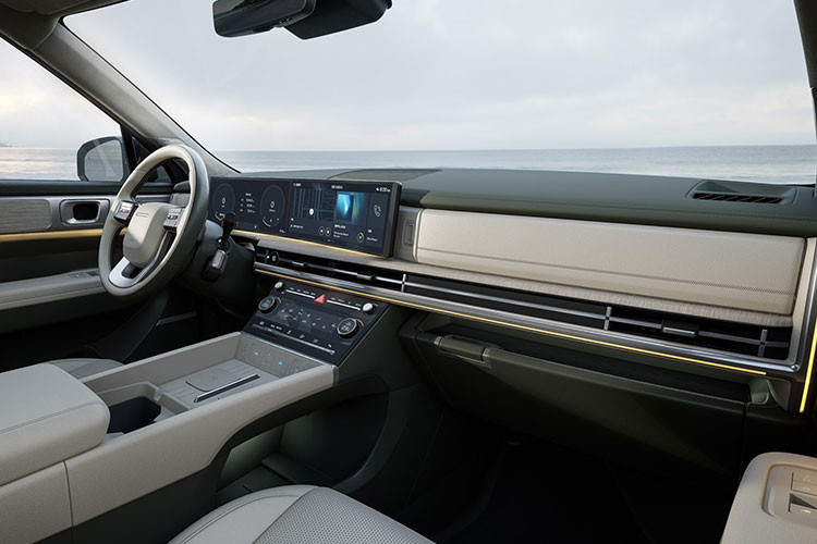 Hyundai SantaFe 2024 bản Calligraphy cao cấp nhất còn có ương chiếu hậu kỹ thuật số, hộc đựng đồ khử trùng UV-C trên mặt táp-lô, ghế bọc da Nappa, cửa sổ trời toàn cảnh 2 mảnh, hệ thống âm thanh Bose cao cấp và hệ thống đèn viền LED nhiều màu là những trang bị tùy chọn chỉ dành cho bản Calligraphy.