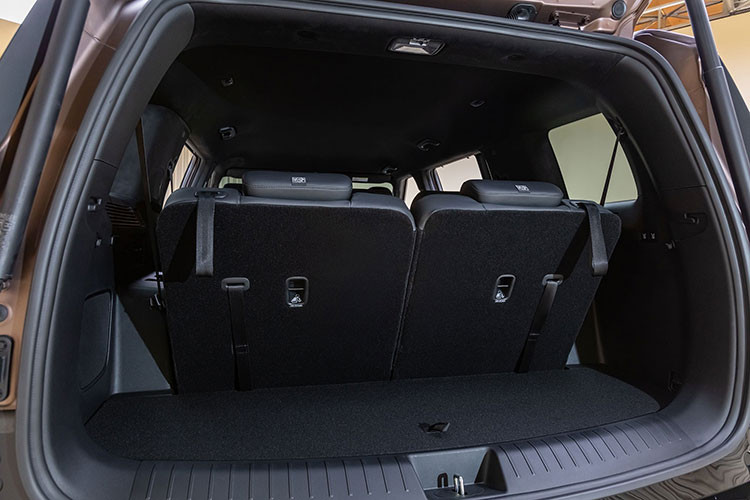 Trang bị an toàn của Hyundai Santa Fe 2024 cũng trở nên đầy đủ hơn với 10 túi khí, hệ thống hỗ trợ giữ làn đường nâng cấp, hệ thống kiểm soát hành trình thông minh, hỗ trợ lái trên cao tốc, hệ thống phát hiện lực nắm trên vô lăng, rung vô lăng để cảnh báo khi người lái thả tay và hệ thống phanh tự động sau va chạm tiêu chuẩn.