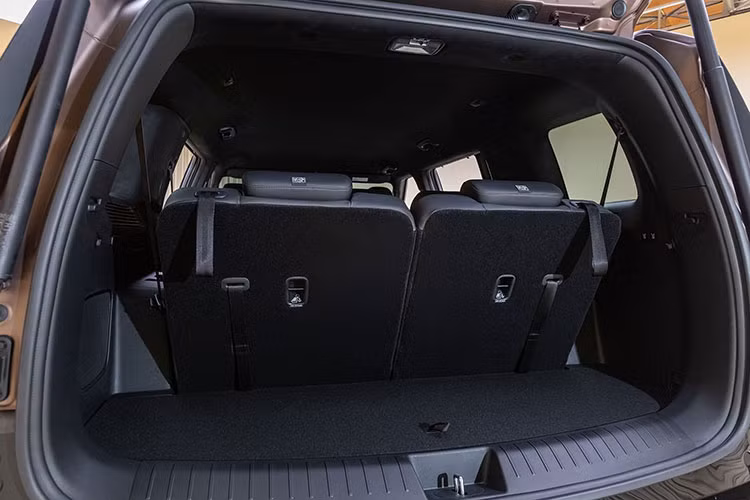 Trang bị an toàn của Hyundai Santa Fe 2024 cũng trở nên đầy đủ hơn với 10 túi khí, hệ thống hỗ trợ giữ làn đường nâng cấp, hệ thống kiểm soát hành trình thông minh, hỗ trợ lái trên cao tốc, hệ thống phát hiện lực nắm trên vô lăng, rung vô lăng để cảnh báo khi người lái thả tay và hệ thống phanh tự động sau va chạm tiêu chuẩn.