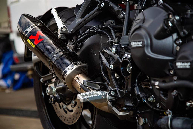 Động cơ chính là chi tiết nổi bật nhất trên chiếc xe khi kỹ sư Ben Shaw từ Extreme Creations đã thiết kế thêm cho Niken Turbo một hệ thống tăng áp để tăng công suất. Thông số chi tiết của hệ thống này chưa được công bố, nhưng nó bao gồm một tăng áp nhỏ gọn của Garrett được giấu dưới gầm xe, nối với cây pô Akrapovic bằng sợi carbon và két làm mát khí nạp được giấu khéo léo. 