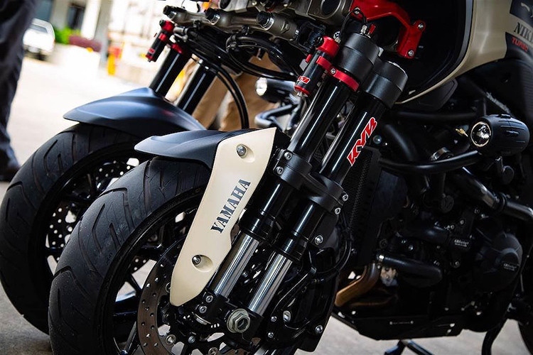 Chính bởi thiết kế quá độc đáo, cho tới hiện tại vẫn chưa có nhiều bản độ Yamaha Niken 3 bánh. Vốn đã có ngoại hình "khủng", xưởng Trooper Lu's Garage tại Australia đã tìm một cách tiếp cận khác để độ Niken - đó là can thiệp tới hiệu năng và công năng sử dụng của chiếc xe.