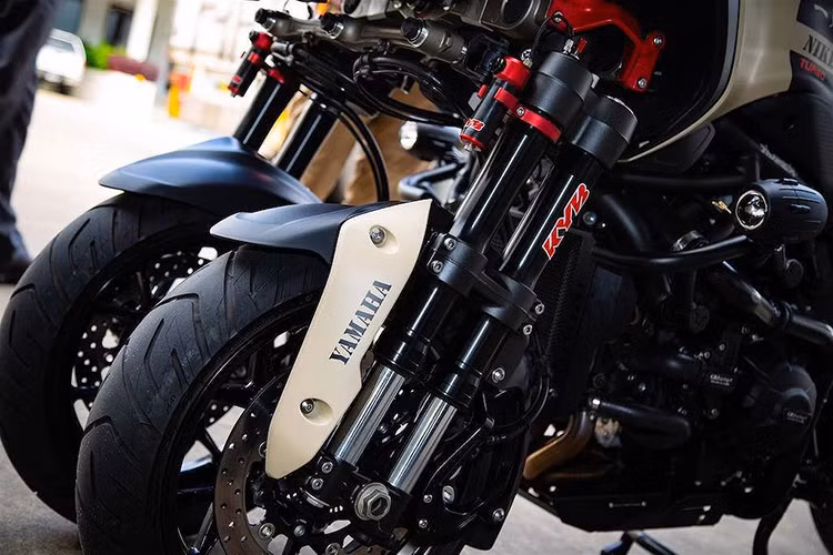 Chính bởi thiết kế quá độc đáo, cho tới hiện tại vẫn chưa có nhiều bản độ Yamaha Niken 3 bánh. Vốn đã có ngoại hình "khủng", xưởng Trooper Lu's Garage tại Australia đã tìm một cách tiếp cận khác để độ Niken - đó là can thiệp tới hiệu năng và công năng sử dụng của chiếc xe.