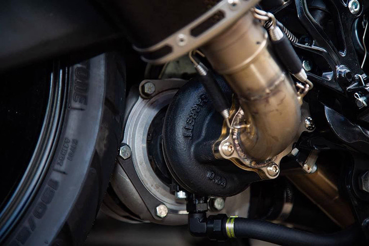 Nếu để ý kỹ hơn một chút, những người yêu xe sẽ nhận ra một số đồ chơi được lắp trên chiếc xe này, chẳng hạn như kính chắn gió mini trước Givi và thùng nhôm phía sau, các chi tiết độ mang cho xe diện mạo mới.