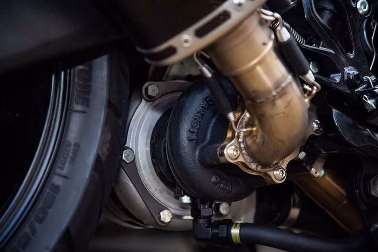 Nếu để ý kỹ hơn một chút, những người yêu xe sẽ nhận ra một số đồ chơi được lắp trên chiếc xe này, chẳng hạn như kính chắn gió mini trước Givi và thùng nhôm phía sau, các chi tiết độ mang cho xe diện mạo mới.