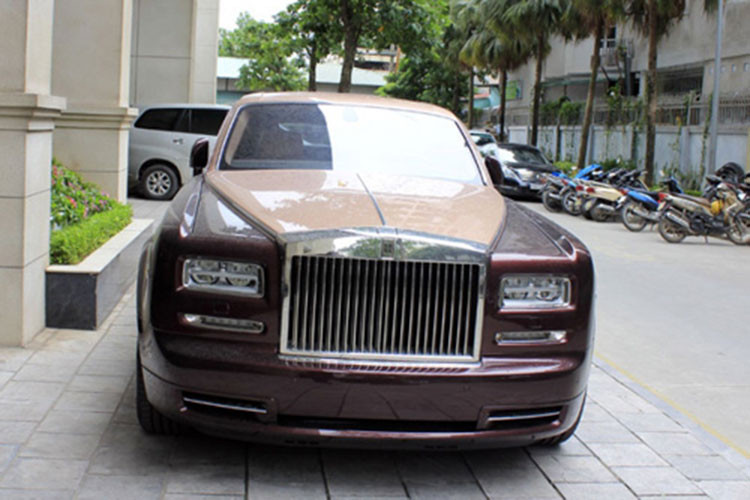 Quá trình tìm hiểu chúng tôi được biết, chiếc Rolls-Royce Phantom Lửa thiêng của ông Trinh Văn Quyết này là tài sản đảm bảo cho khoản vay của Công ty FLC Land (thuộc Tập đoàn FLC) tại OCB. Trước đó, tòa nhà chính của FLC cũng đã "sang tay" lại cho ngân hàng TMCP Phương Đông để bảo đảm nghĩa vụ tài chính tại Chi nhánh Thăng Long.