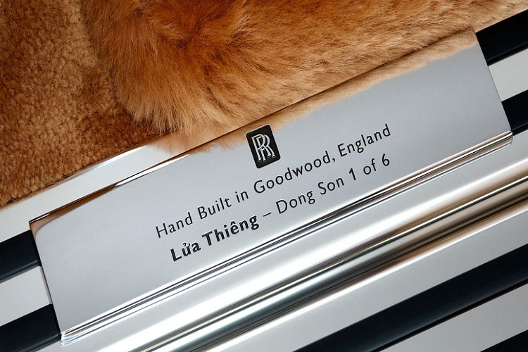 Rolls-Royce Phantom Sacred Fire siêu sang hay còn gọi là Rolls-Royce Phantom Lửa thiêng là 1 trong 3 chiếc xe Rolls-Royce cá nhân hóa được đại gia Việt đặt mua sau khi hãng xe Anh quốc Rolls-Royce mở đại lý chính hãng đầu tiên ở Việt Nam.