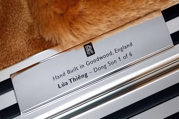 Rolls-Royce Phantom Sacred Fire siêu sang hay còn gọi là Rolls-Royce Phantom Lửa thiêng là 1 trong 3 chiếc xe Rolls-Royce cá nhân hóa được đại gia Việt đặt mua sau khi hãng xe Anh quốc Rolls-Royce mở đại lý chính hãng đầu tiên ở Việt Nam.