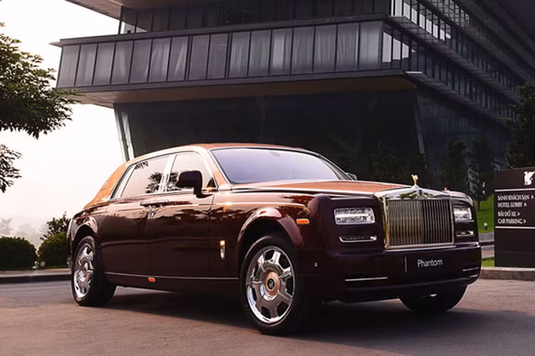 Đáng tiếc là dù thuộc bản cá nhân hóa nhưng chiếc xe Rolls-Royce Phantom Lửa Thiêng vẫn được trang bị khối động cơ V12, dung tích 6.75 lít, sản sinh công suất tối đa 453 mã lực và mô-men xoắn cực đại đạt 720 Nm. Chiếc xe siêu sang này mất khoảng thời gian 6,1 giây để tăng tốc lên 100 km/h từ vị trí xuất phát trước khi đạt vận tốc tối đa 250 km/h.