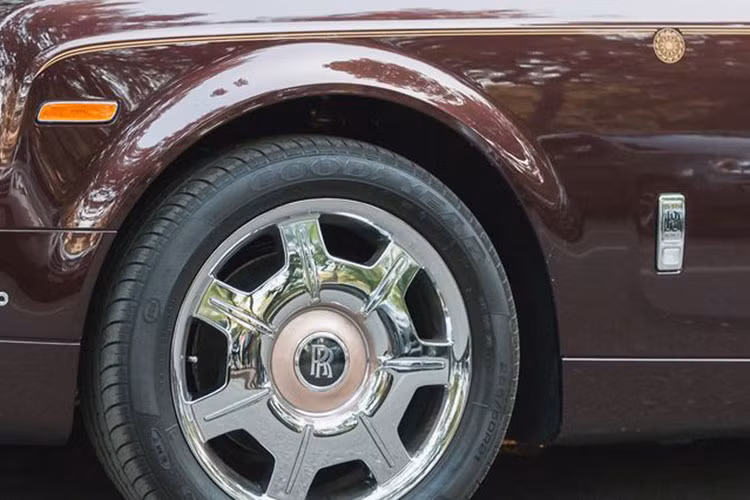 Hiện tại, OCB đưa ra mức đấu giá dành cho xe siêu sang Rolls-Royce Phantom Sacred Fire độc nhất thế giới từng thuộc sở hữu của ông Trịnh Văn Quyết từ 28 tỷ đồng, rẻ hơn phân nửa so với giá lăn bánh của xe lúc mới về nước được tiết lộ khoảng 58 tỷ đồng.