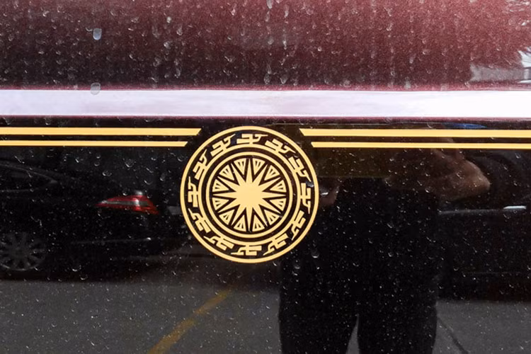 Thông báo của ngân hàng Phương Đông cũng cho thấy, chiếc xe siêu sang Rolls-Royce Phantom Sacred Fire đăng ký lần đầu vào ngày 5/12/2015, biển số 30E-133.88 theo giấy chứng nhận đăng ký ôtô được cấp vào ngày 13/6/2018.