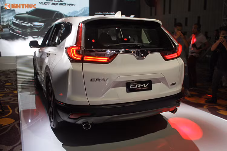 Lô xe CR-V mới nhập về lần này vẫn phải chịu mức thuế suất nhập khẩu dành cho xe nguyên chiếc là 30%, và đây là một trong những lý do khiến giá xe CR-V được "chốt" ở 2 mức như trên. Thời gian chính thức phân phối xe cho khách hàng từ ngày 16/1/2018 thông qua các Nhà Phân Phối Honda Ô tô chính hàng trên toàn quốc.