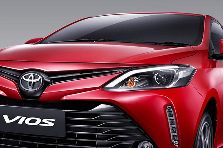 Chiếc xe sedan Toyota Vios bản nâng cấp 2018, đeo biển số Thái Nguyên trong bài viết này được trang bị đèn pha projector và đèn LED định vị ban ngày nằm dọc hai bên lưới tản nhiệt. Nằm giữa 2 cụm đèn pha là lưới tản nhiệt nhỏ hình chữ T, tích hợp logo của hãng Toyota. Bên dưới là lưới tản nhiệt mở rộng đến gần hết cản trước.
