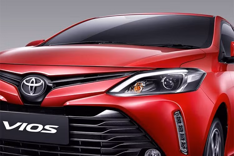 Chiếc xe sedan Toyota Vios bản nâng cấp 2018, đeo biển số Thái Nguyên trong bài viết này được trang bị đèn pha projector và đèn LED định vị ban ngày nằm dọc hai bên lưới tản nhiệt. Nằm giữa 2 cụm đèn pha là lưới tản nhiệt nhỏ hình chữ T, tích hợp logo của hãng Toyota. Bên dưới là lưới tản nhiệt mở rộng đến gần hết cản trước.