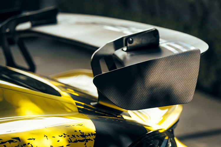 Siêu xe 718 Cayman GT4 Clubsport thế hệ mới được thiết kế để cải thiện cảm giác lái và tốc độ 1 vòng đua cũng nhanh hơn, xe được trang bị hệ thống treo lò xo loại nhẹ lấy từ mẫu 911 GT3 Cup.