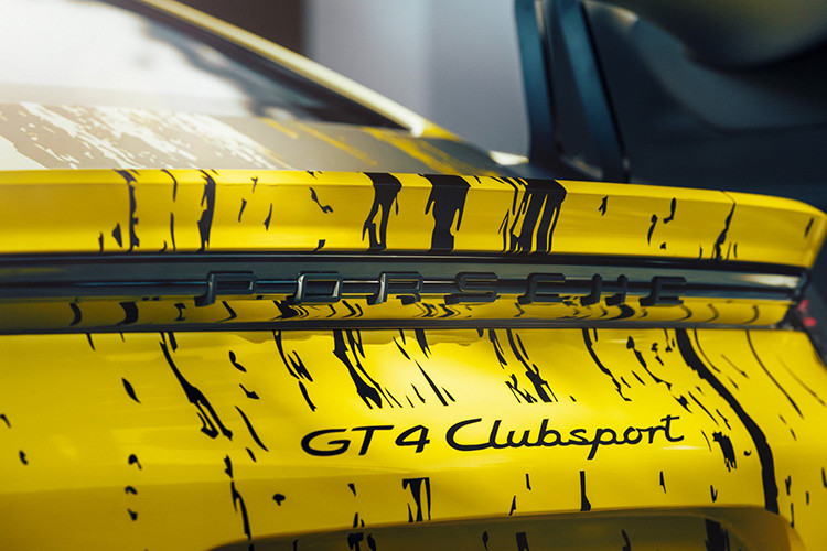 Nhờ những cải tiến và công nghệ tối ưu trọng lượng, chiếc xe chỉ nặng 1.320 kg với phần nội thất không cần thiết bị loại bỏ, thay vào đó là một chiếc lồng gia cố và ghế đua xe với dây đai 6 điểm.