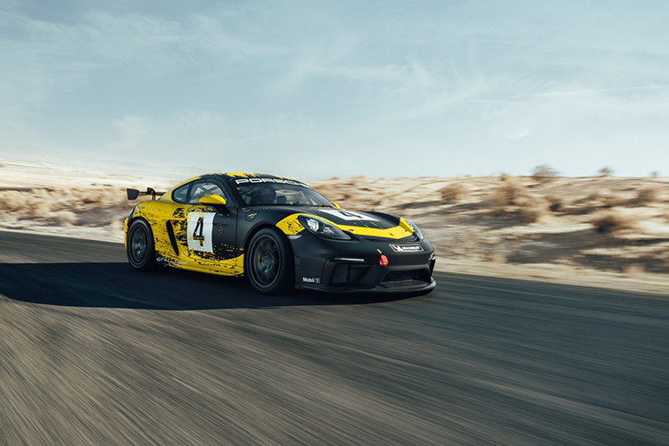 Trackday là phiên bản dành cho những tay đua nghiệp dư với giảm sóc cố định, điều hoà tự động, hệ thống ABS và cân bằng điện tử. Những điểm nổi bật khác bao gồm, nắp cứu hộ trên nóc xe, bình chữa cháy nhỏ và bình xăng 80 lít.