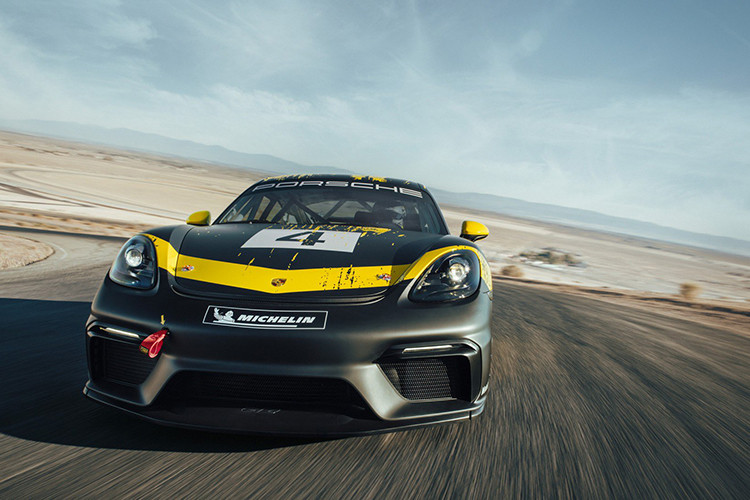 Porsche 718 Cayman GT4 Clubsport 2019 còn được hãng siêu xe Đức trang bị hệ thống động cơ đi kèm hộp số PDK 6 cấp với bánh đà kép được gia cố và bộ điều khiển điện tử được tối ưu dành cho việc đua xe.