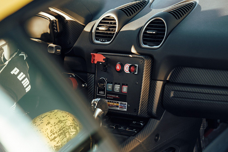 Phiên bản mới này cũng được trang bị khoá vi sai chỉnh cơ và hệ thống phanh của xe đua làm từ thep kích thước 15 inch ở 4 bánh.